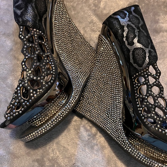 Gorgeous shoes !!! Bought a 7 😑too big for me... - Picture 2 of 10